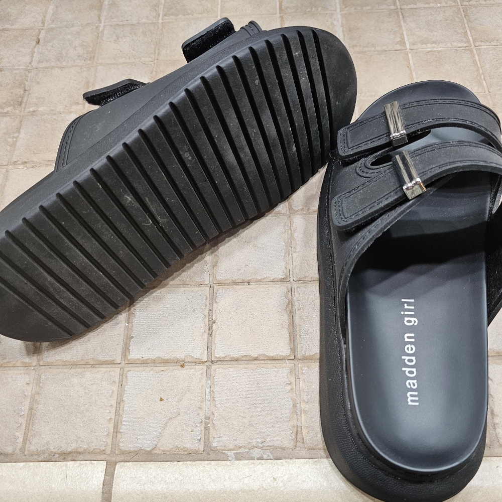 Sandals - Picture 3 of 4